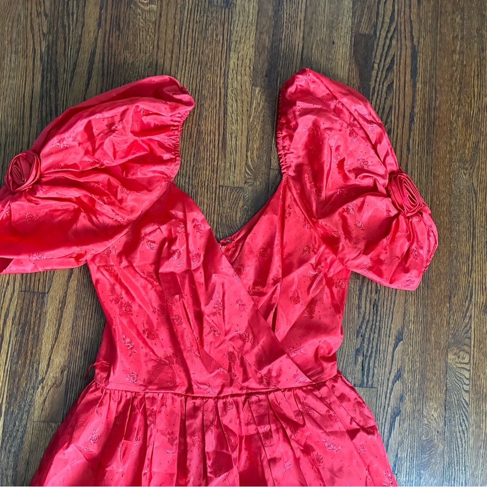 Red vintage 50s/60s style dress with puffy sleeves and floral pattern - Picture 4 of 12